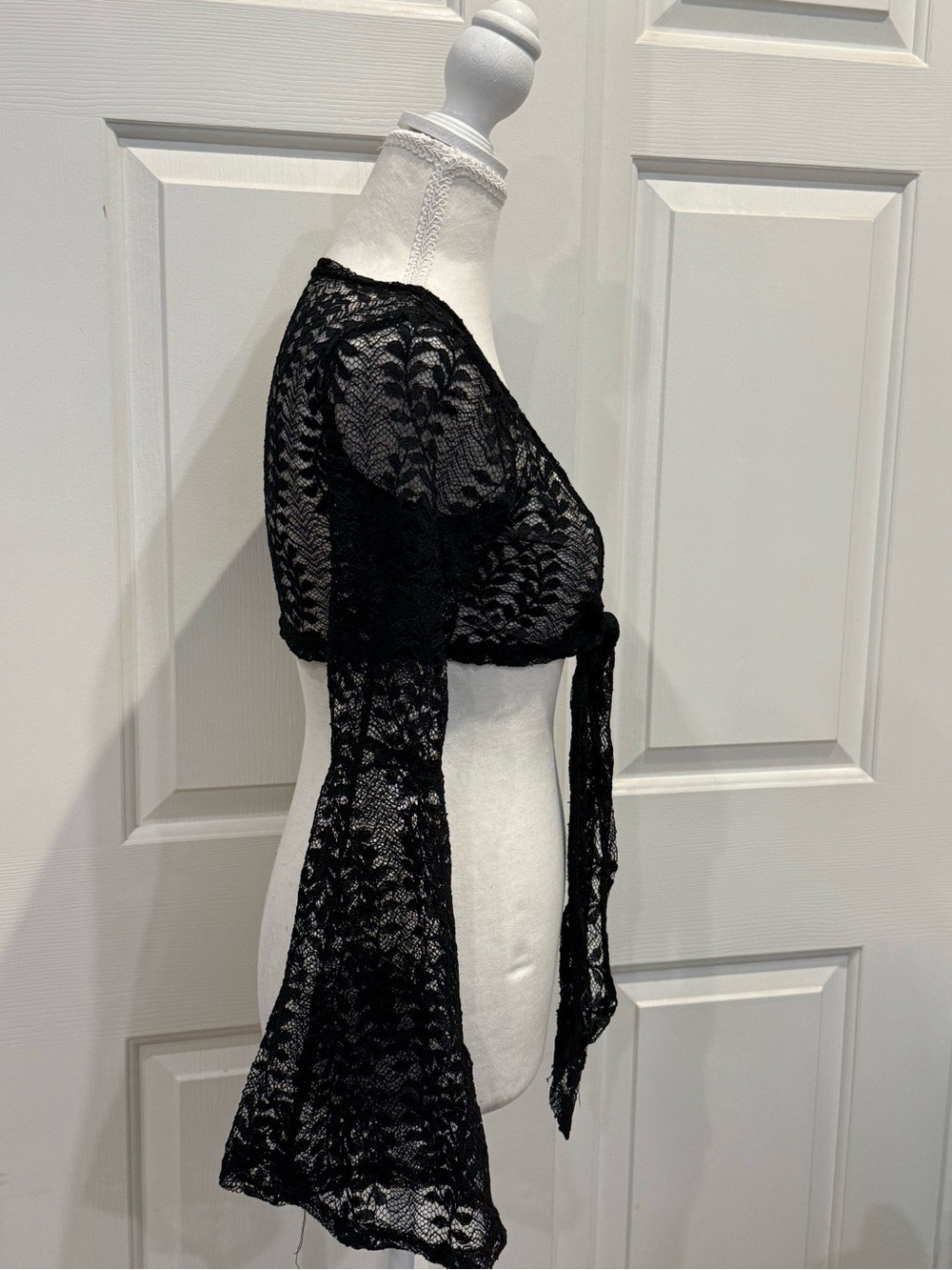 Black Lace Bell Sleeve Tie Front Shrug Crochet Boho Festival Top Estimated XS/S - Picture 7 of 7